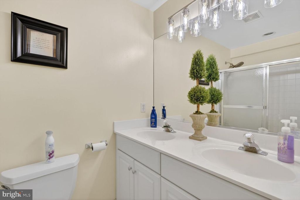 Image 25 of property listing at 9511 OLD GEORGETOWN RD, Bethesda, MD 20814