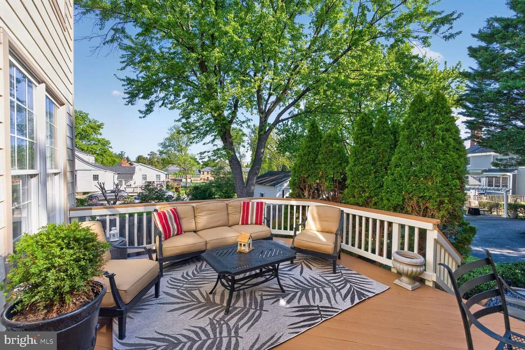 Image 27 of property listing at 9511 OLD GEORGETOWN RD, Bethesda, MD 20814