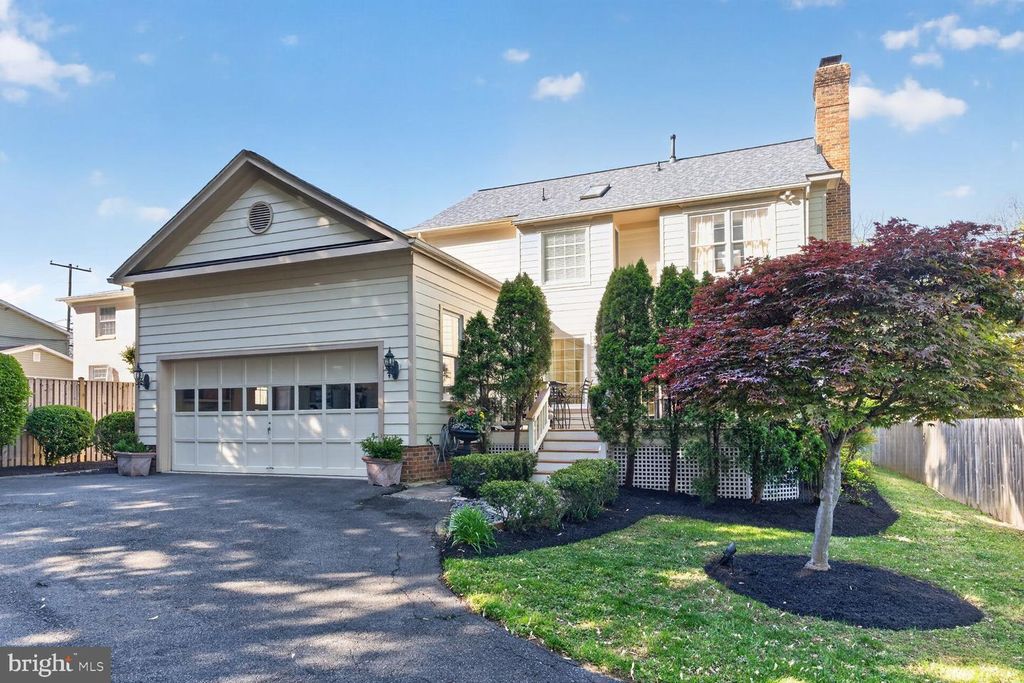 Image 28 of property listing at 9511 OLD GEORGETOWN RD, Bethesda, MD 20814