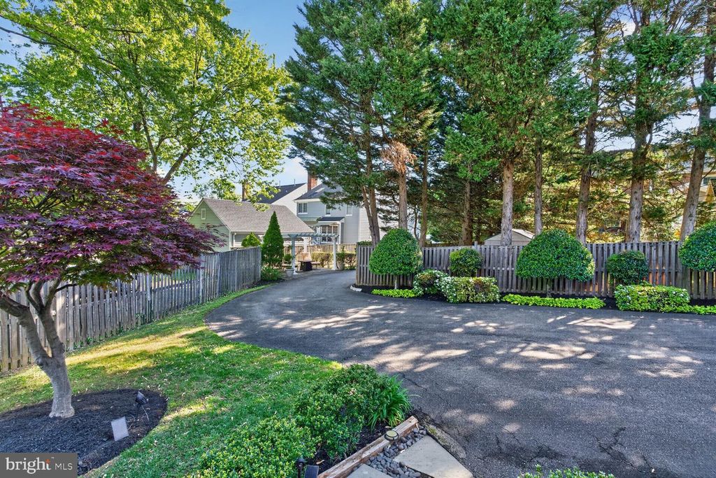 Image 29 of property listing at 9511 OLD GEORGETOWN RD, Bethesda, MD 20814