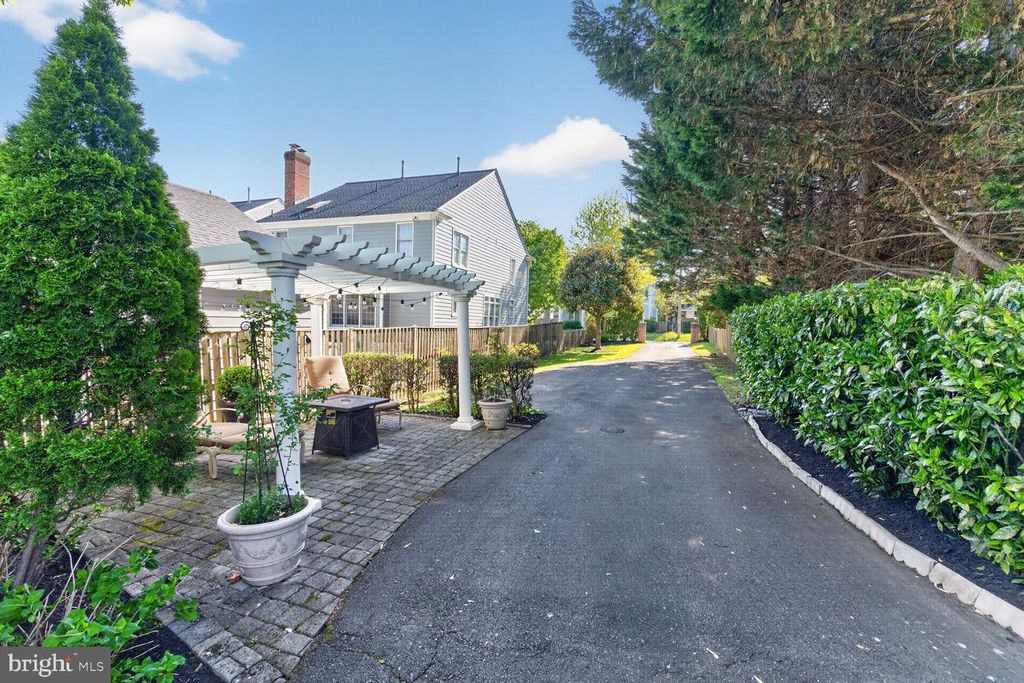 Image 4 of property listing at 9511 OLD GEORGETOWN RD, Bethesda, MD 20814