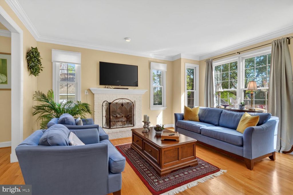 Image 5 of property listing at 9511 OLD GEORGETOWN RD, Bethesda, MD 20814