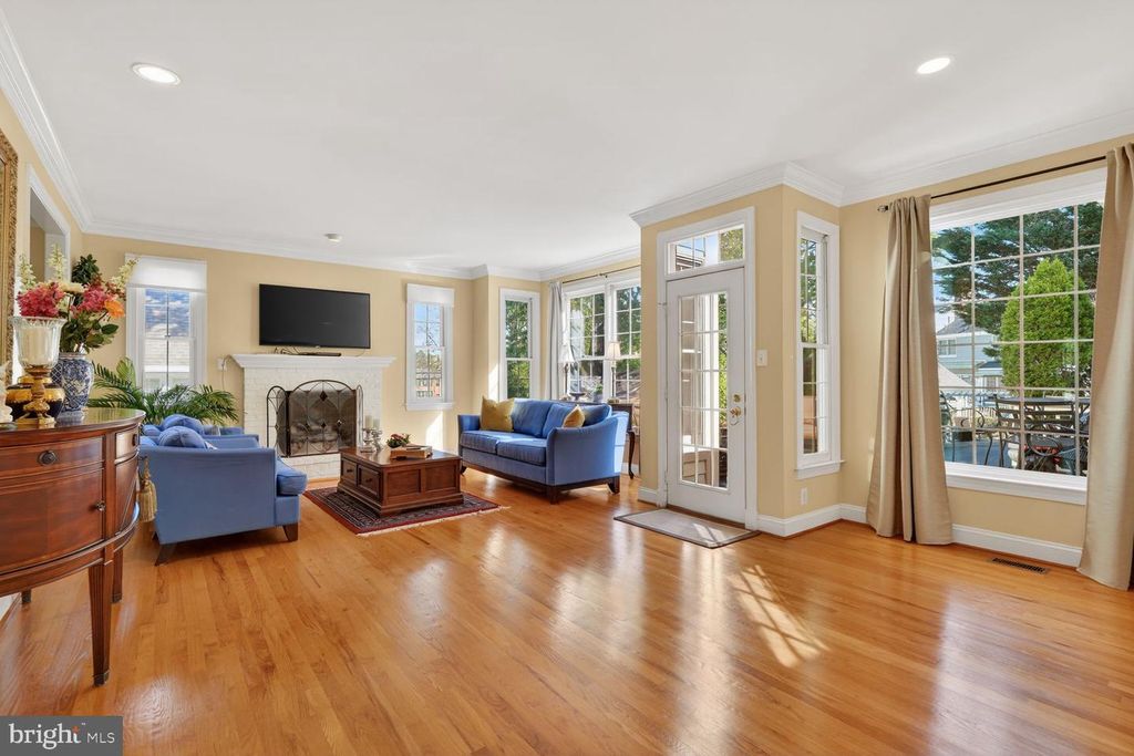 Image 9 of property listing at 9511 OLD GEORGETOWN RD, Bethesda, MD 20814
