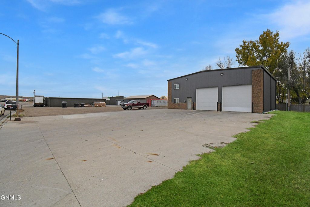 718 9th Street E, Williston, ND 58801