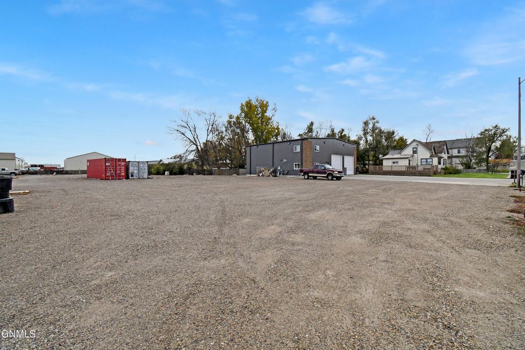 718 9th Street E, Williston, ND 58801 photo 3