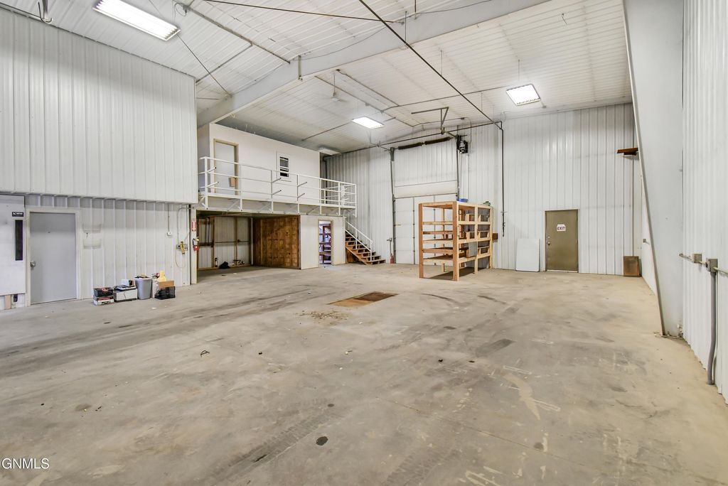 718 9th Street E, Williston, ND 58801 photo 5