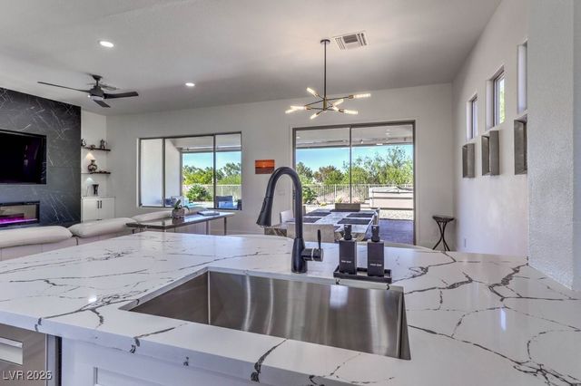 16 Holston Hills Road, Henderson, NV 89052