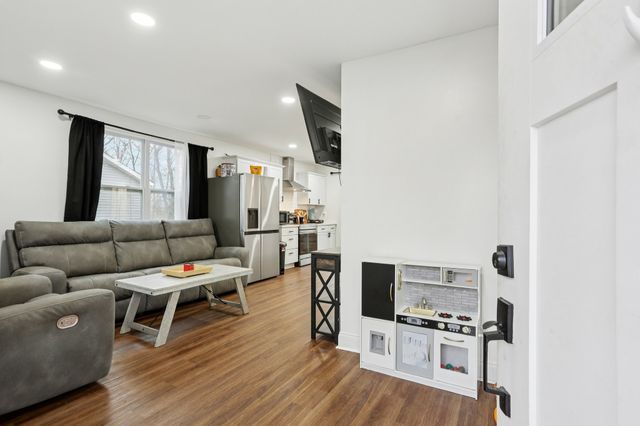 18 Chestnut Dr, Clarksville, TN 37042