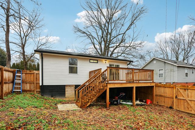 18 Chestnut Dr, Clarksville, TN 37042