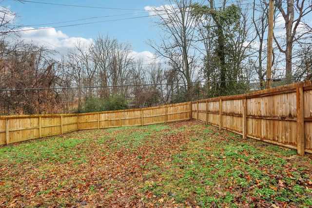 18 Chestnut Dr, Clarksville, TN 37042