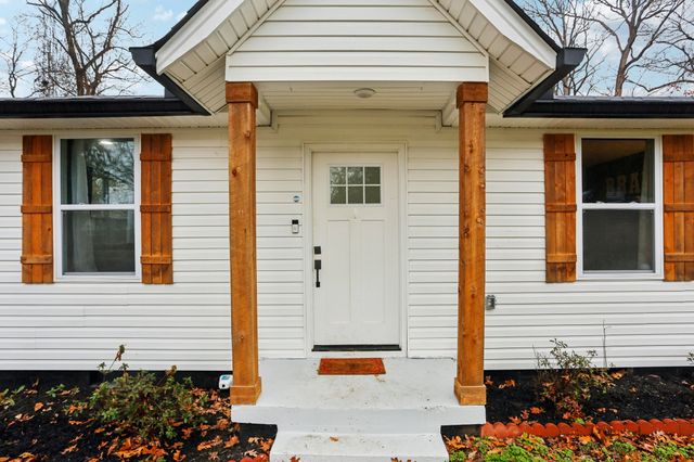 18 Chestnut Dr, Clarksville, TN 37042