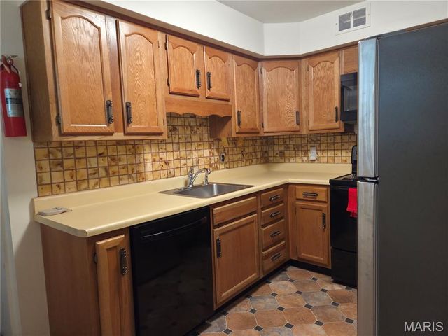 137 Woodridge Road, St Louis, MO 63122