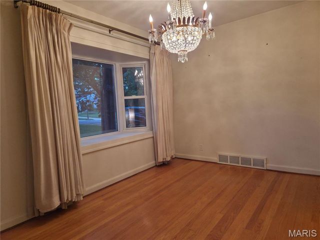 137 Woodridge Road, St Louis, MO 63122