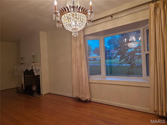 137 Woodridge Road, St Louis, MO 63122