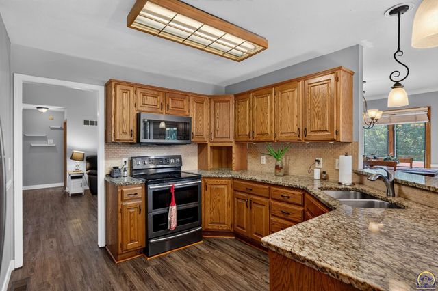 3831 SW Friar RD, Topeka, KS 66610
