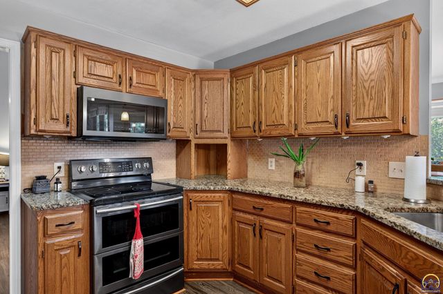 3831 SW Friar RD, Topeka, KS 66610