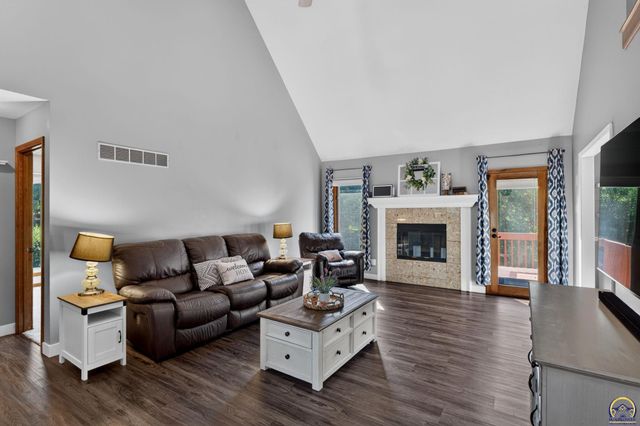 3831 SW Friar RD, Topeka, KS 66610