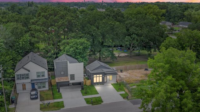 1277 Dewalt Street, Houston, TX 77088