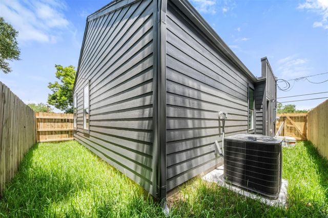 1277 Dewalt Street, Houston, TX 77088