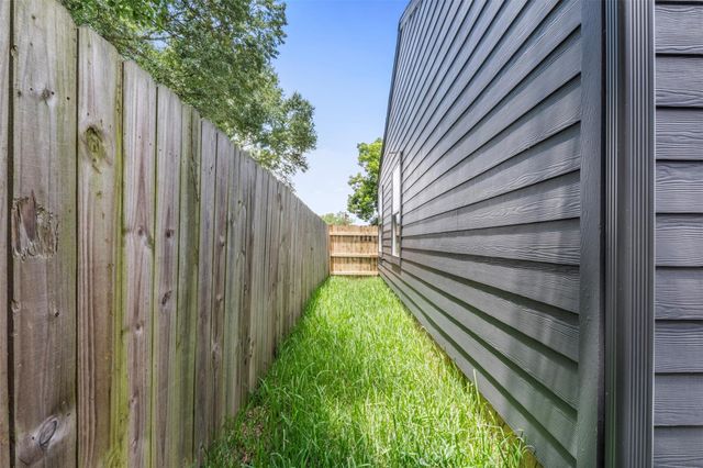 1277 Dewalt Street, Houston, TX 77088