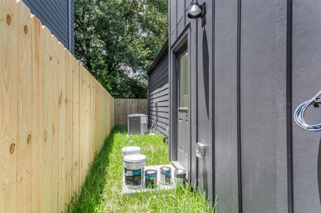 1277 Dewalt Street, Houston, TX 77088