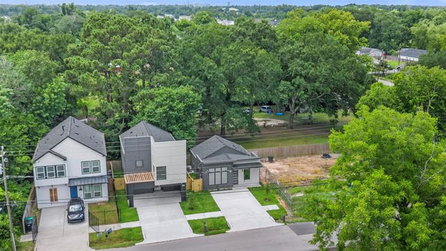 1277 Dewalt Street, Houston, TX 77088