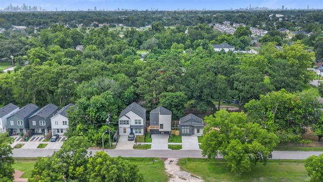 1277 Dewalt Street, Houston, TX 77088