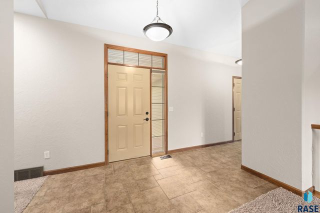 7205 S Heatherridge Ave Avenue, Sioux Falls, SD 57108