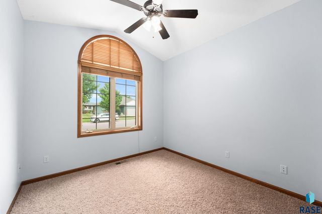 7205 S Heatherridge Ave Avenue, Sioux Falls, SD 57108
