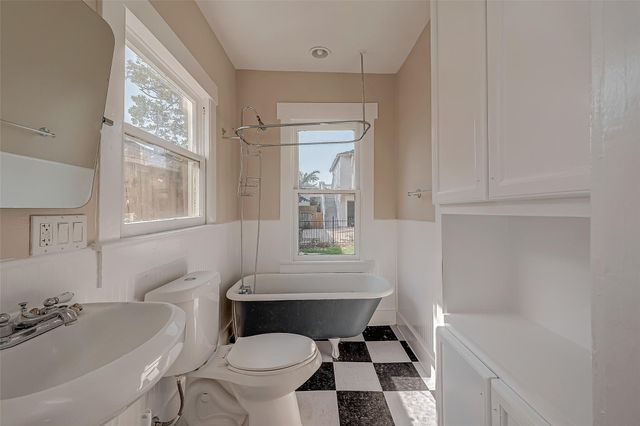 1110 E 24th Street A, Houston, TX 77009