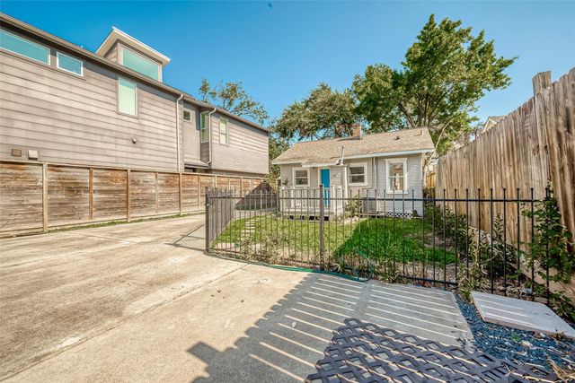 1110 E 24th Street A, Houston, TX 77009