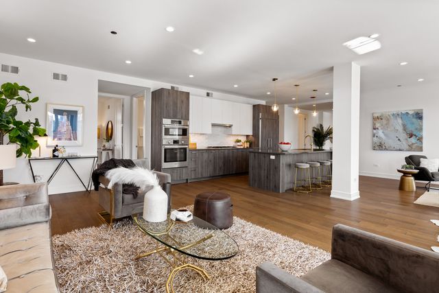 434 W Melrose Street 601, Chicago, IL 60657