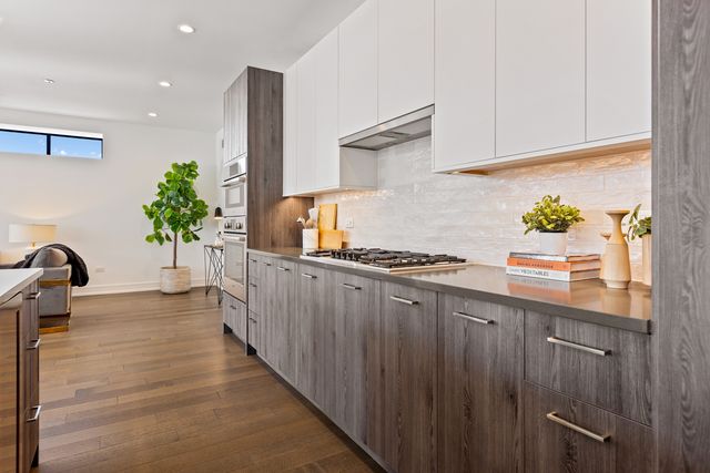 434 W Melrose Street 601, Chicago, IL 60657