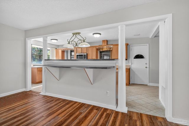 8 Manor Dr, Pensacola, FL 32507