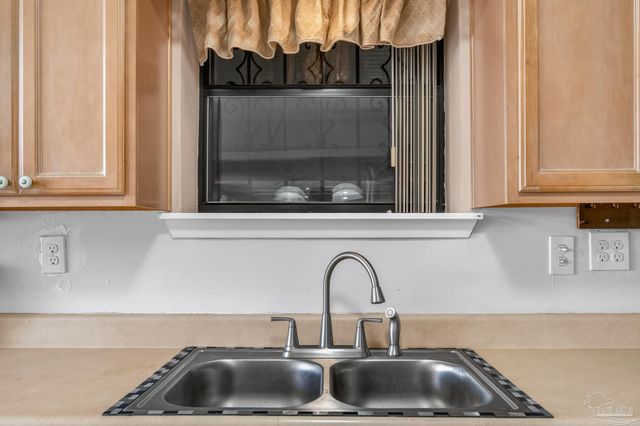 8 Manor Dr, Pensacola, FL 32507