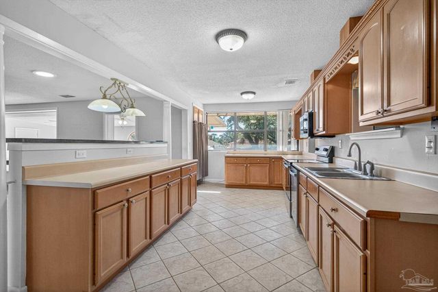 8 Manor Dr, Pensacola, FL 32507