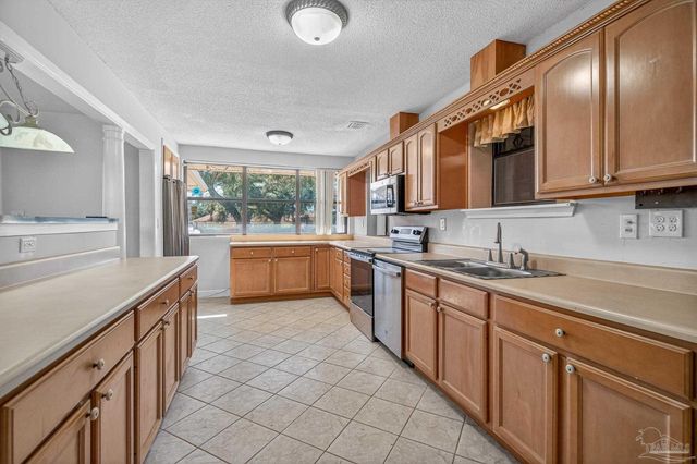 8 Manor Dr, Pensacola, FL 32507