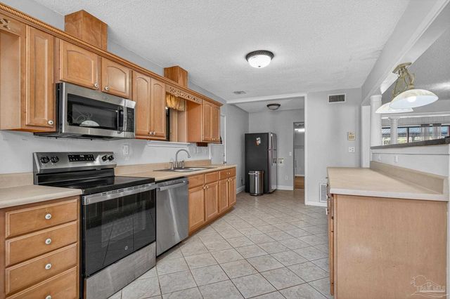 8 Manor Dr, Pensacola, FL 32507