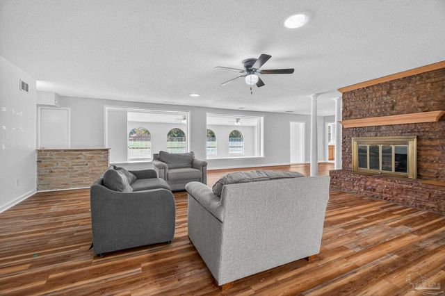 8 Manor Dr, Pensacola, FL 32507