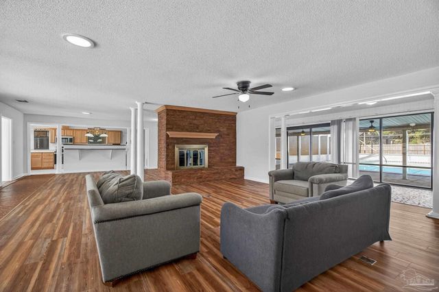 8 Manor Dr, Pensacola, FL 32507