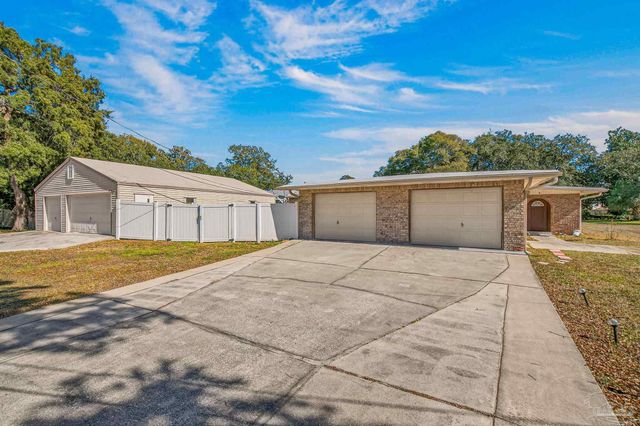 8 Manor Dr, Pensacola, FL 32507