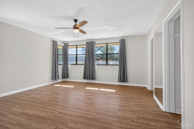 8 Manor Dr, Pensacola, FL 32507