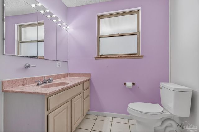 8 Manor Dr, Pensacola, FL 32507