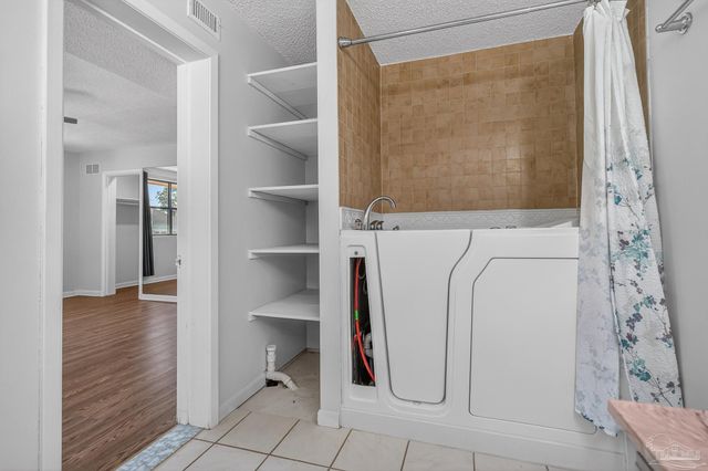 8 Manor Dr, Pensacola, FL 32507