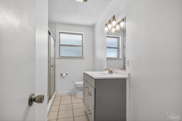 8 Manor Dr, Pensacola, FL 32507