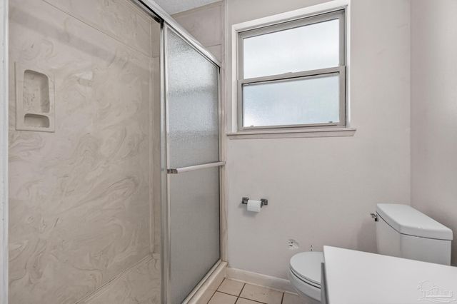 8 Manor Dr, Pensacola, FL 32507