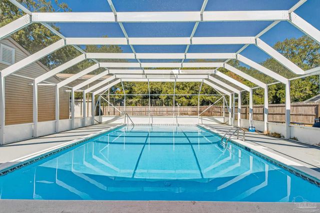 8 Manor Dr, Pensacola, FL 32507