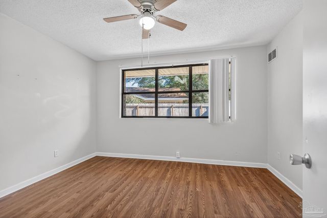 8 Manor Dr, Pensacola, FL 32507