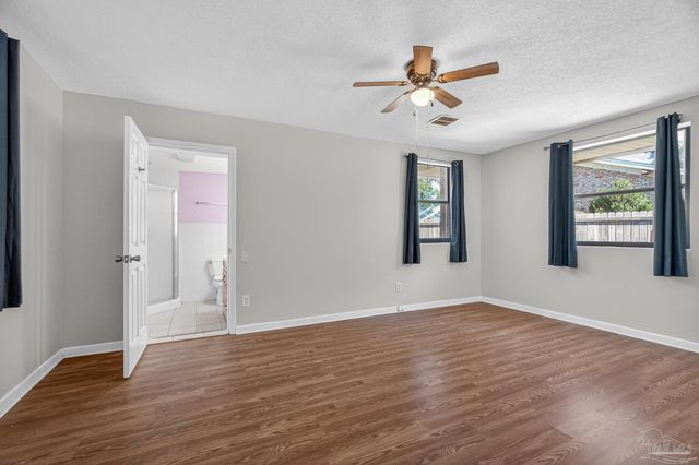 8 Manor Dr, Pensacola, FL 32507