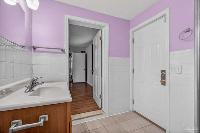 8 Manor Dr, Pensacola, FL 32507